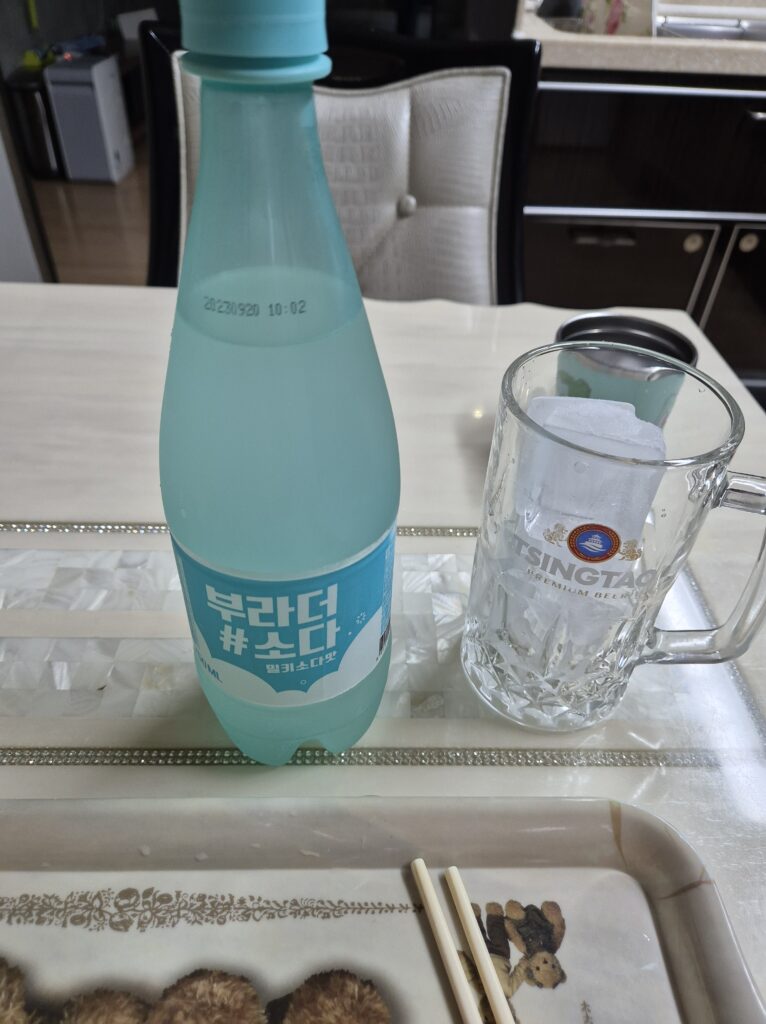 부라더소다는 시원한 맥주컵에 드세요!