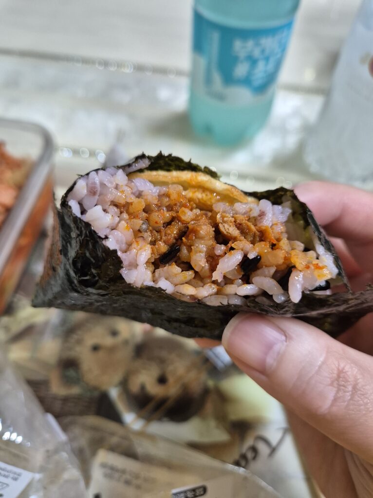 오늘 술안주는 혜자 삼각김밥이다