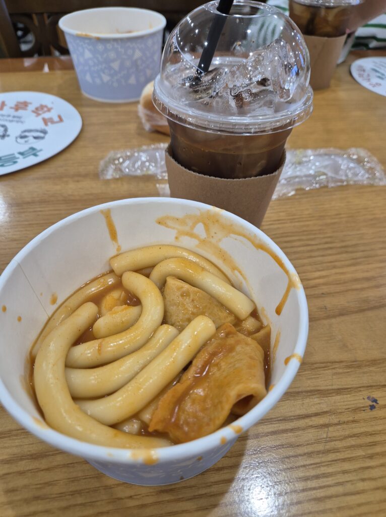 떡볶이와 복숭아 아이스티