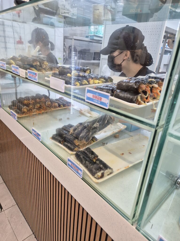 바다김밥 김밥만드는중