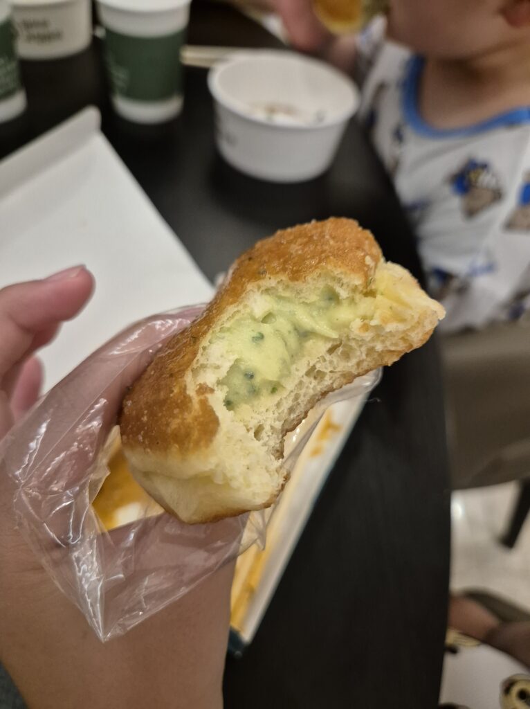 겉은 짭쪼름하고, 속은 크림 가득함.