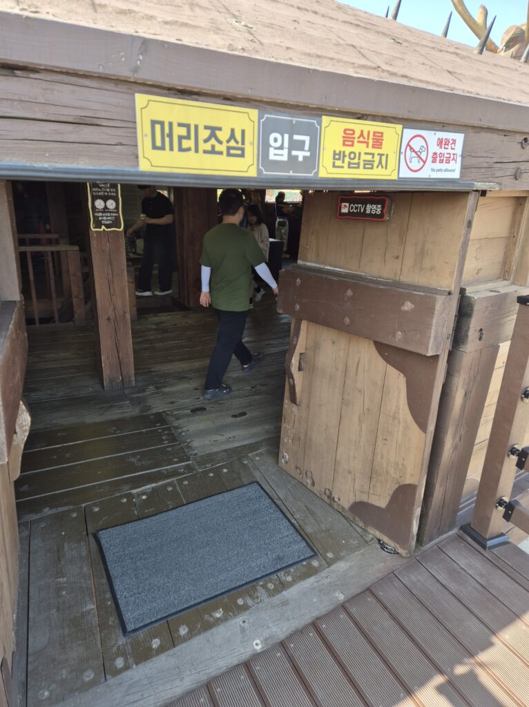이순신 광장의 거북선 박물관 입구