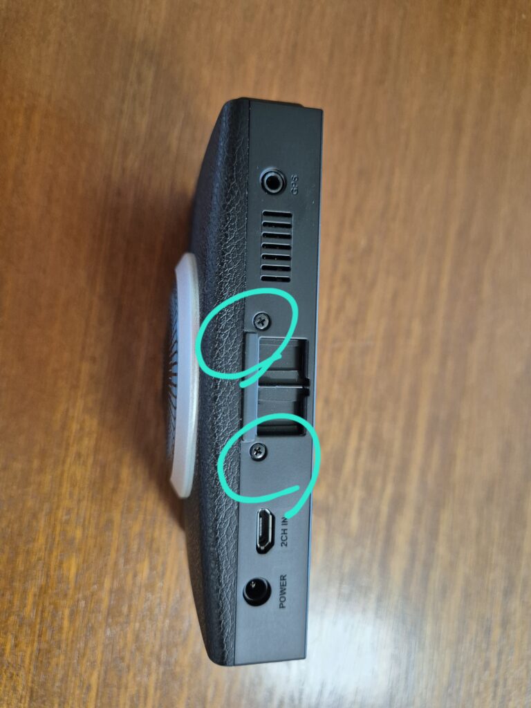 파인뷰 GX2000new 블랙박스 상단 볼트2개