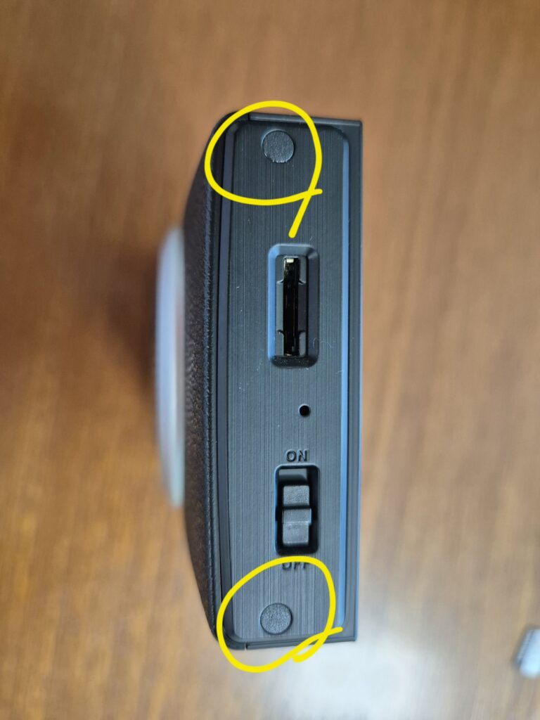 파인뷰 블랙박스 오른쪽 사이즈 2개 보호 테잎부분을 떼어내야 숨어있는 +자 볼트가 보임