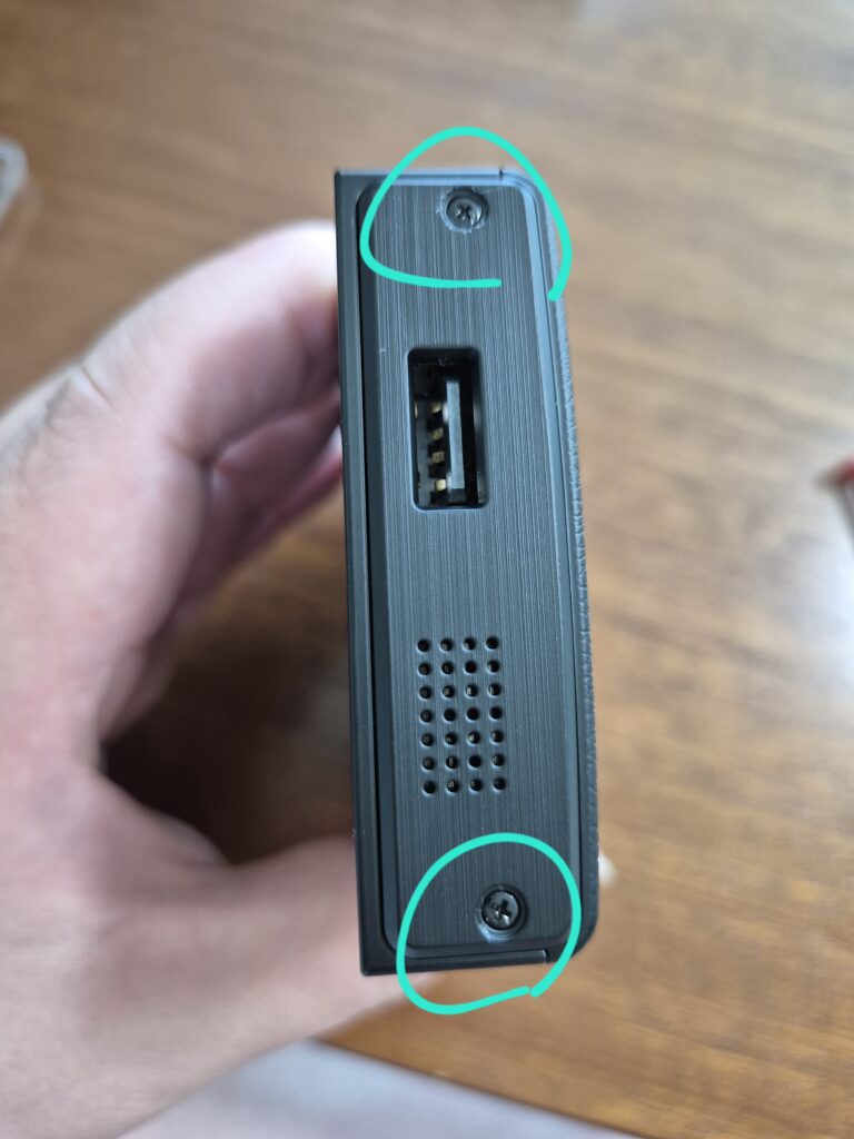 파인뷰 GX2000new 블랙박스 우측 볼트2개