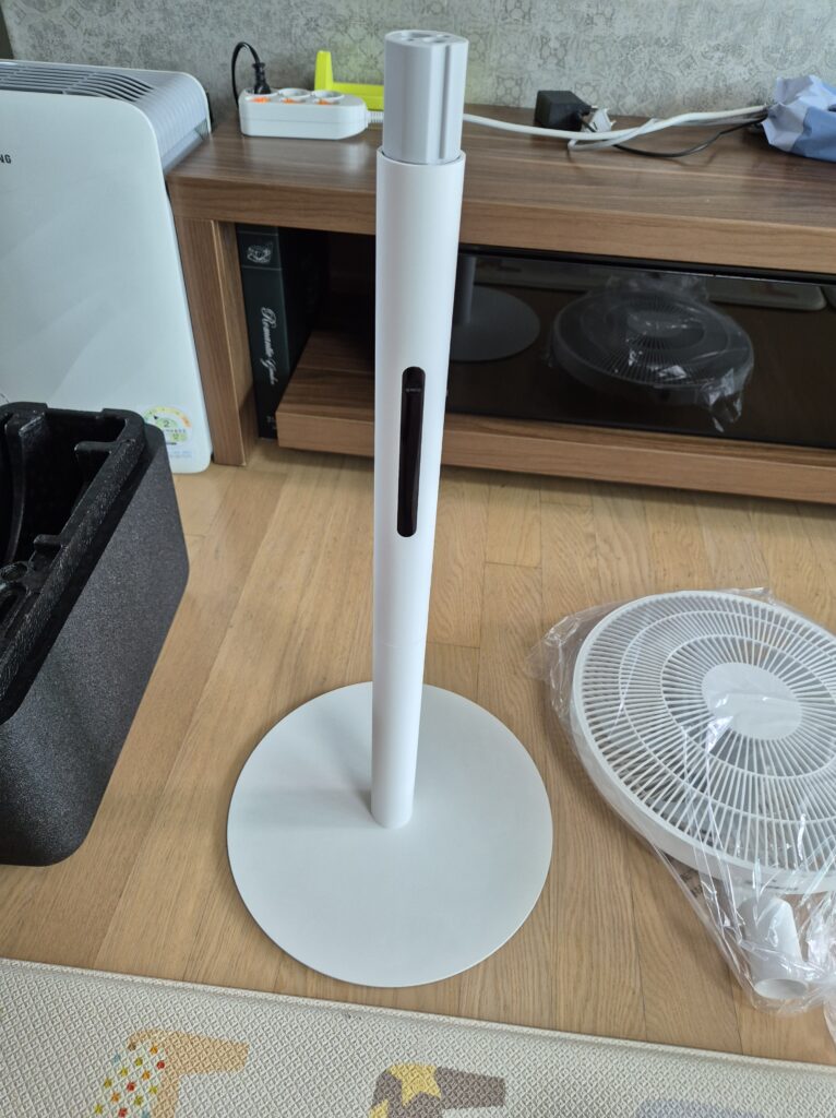 이젠 폴대를 바닥판에 끼웠음. 이제 선풍기 헤드를 끼우면 끝!
