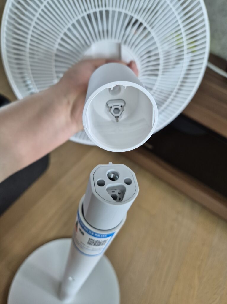 선풍기 헤드에 전기 소켓에 맞게끔 끼우면 됨.
