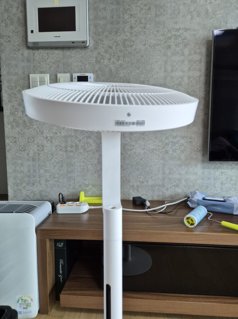 선풍기 헤드 높이를 90도까지 수동으로 조절 가능함.