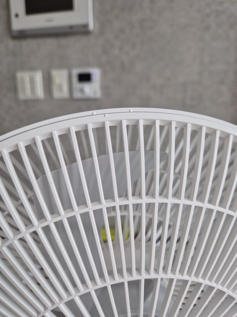 저걸 왼쪽으로 돌리면, 선풍기 망이 빠짐