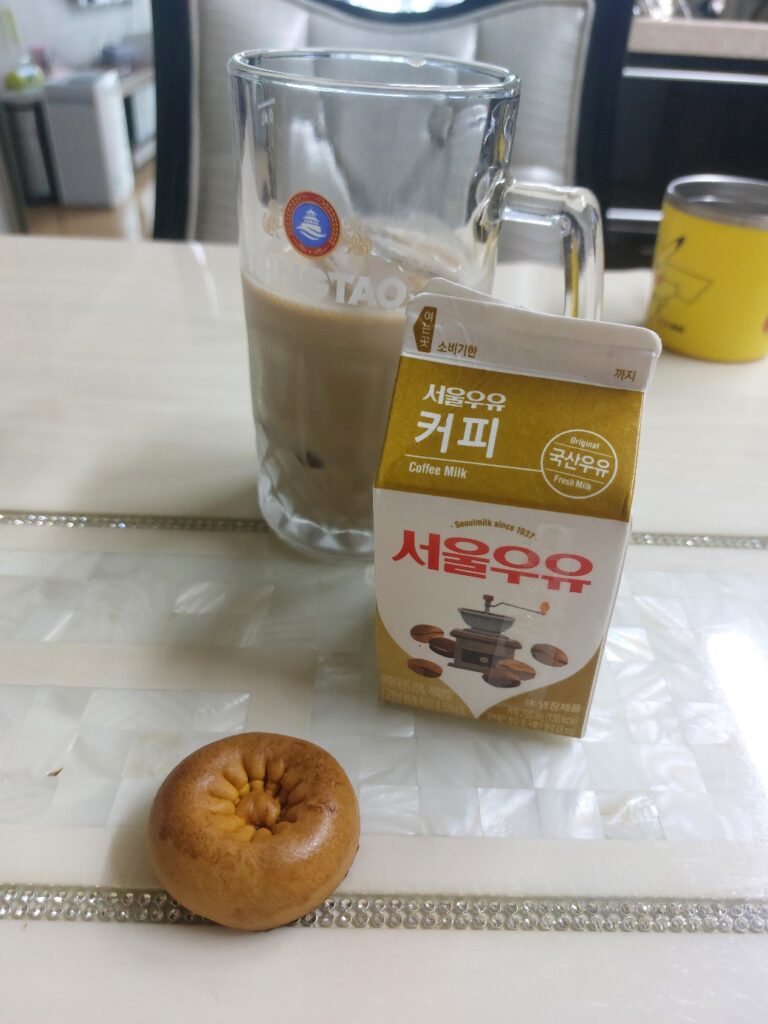 울릉도 호박빵 은 커피우유랑 먹으면 더 맛있음.