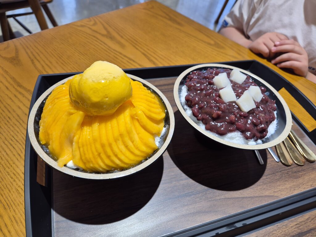 왼쪽은 망고빙수, 오른쪽은 아라리빙수