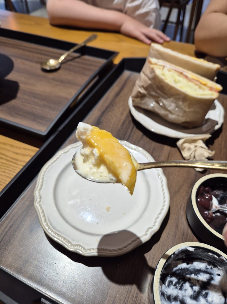 아라리 망고빙수 한입