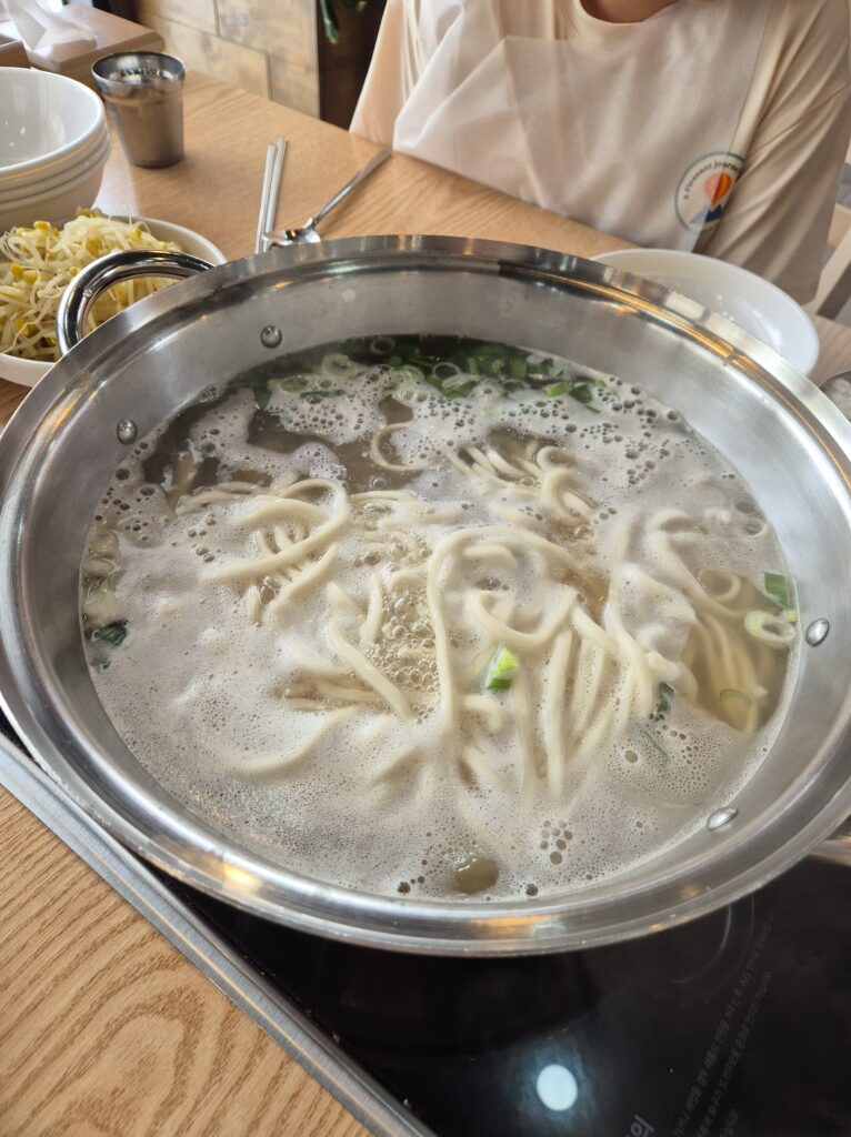 관저동 온천 칼국수 2인분 등장 10분간 조리 필요함.