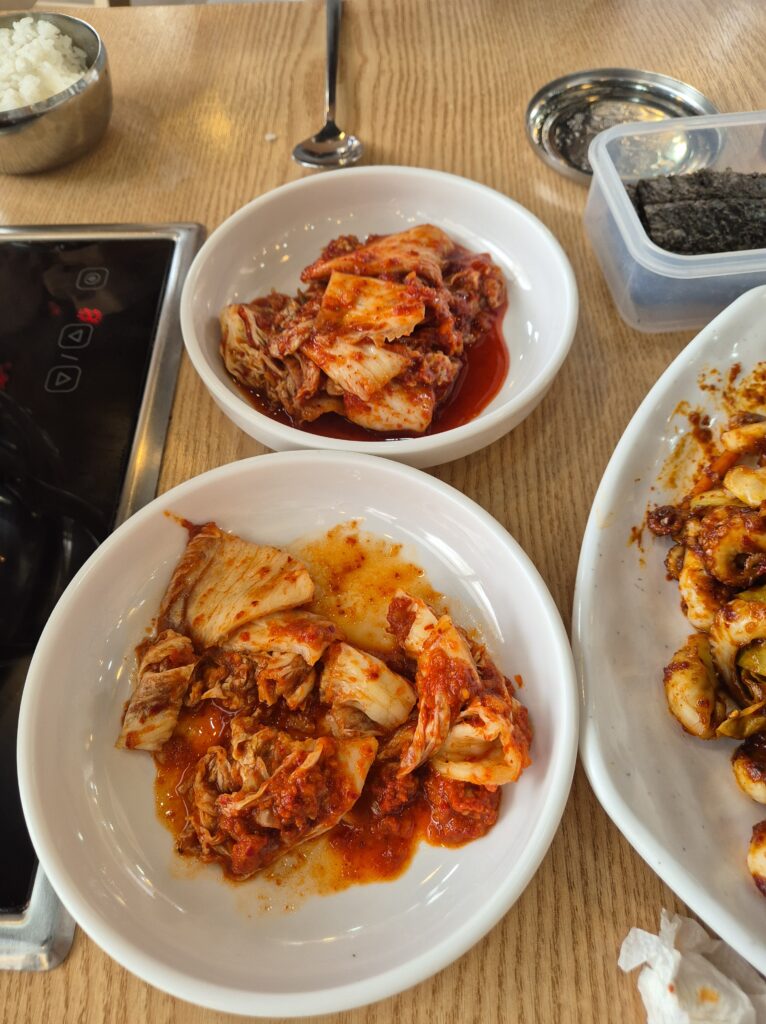 관저동 온천 칼국수 반찬 위 배추김치, 아래 매운 배추김치
