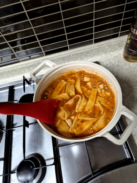 오마뎅 우리사과 떡볶이 조리중 거이 완료