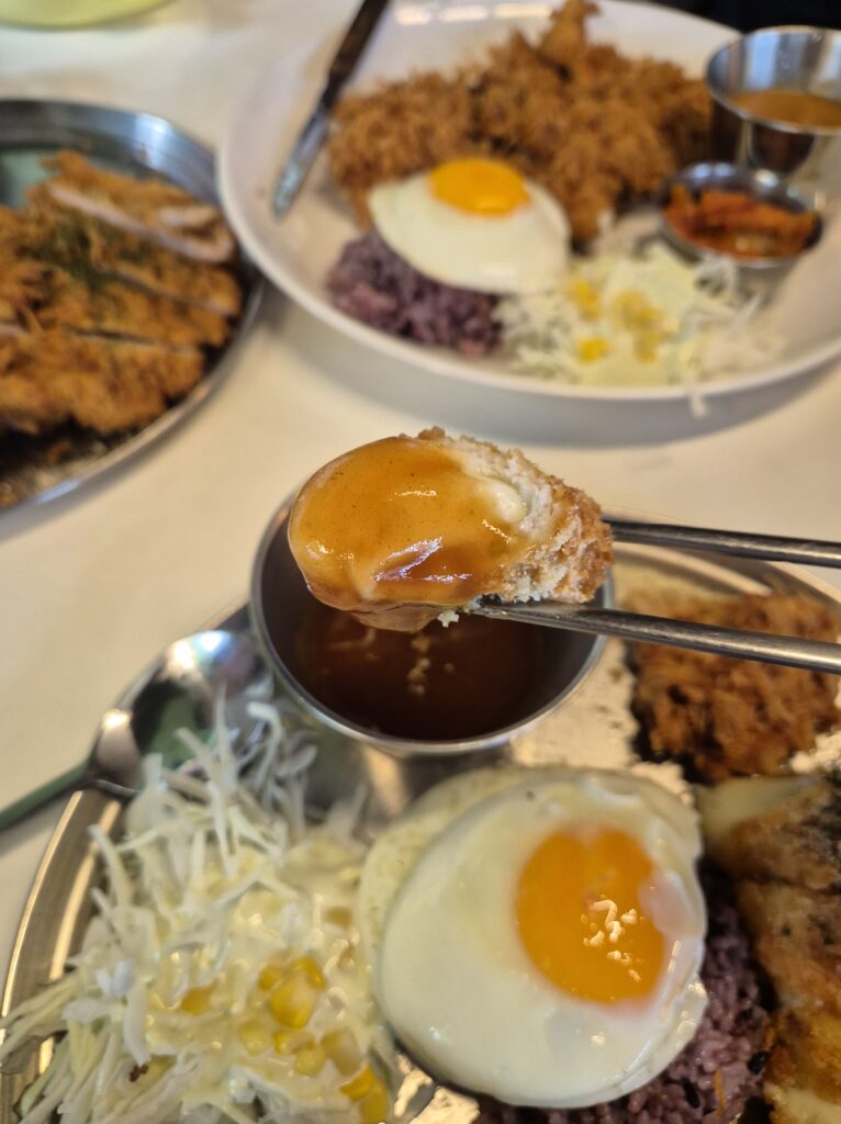 만동경양식 모짜렐라 치즈 롤까스 소스 찍먹