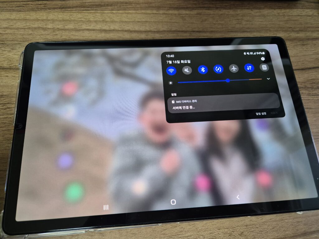 유심 인식이 안되는 갤럭시탭 S5E LTE 모델에 비행기모드를 3번정도 껐다 켰다를 반복하세요.