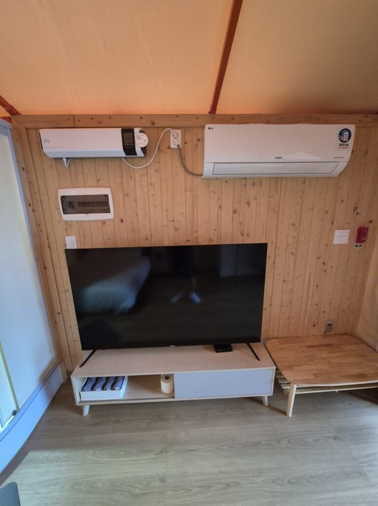 정선 글램인스타 침실안 에어컨과 TV