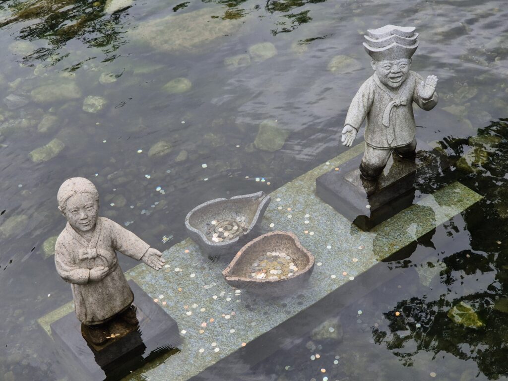 황지연못에서 점을 칠수 있는 쌀바가지와 똥바가지
