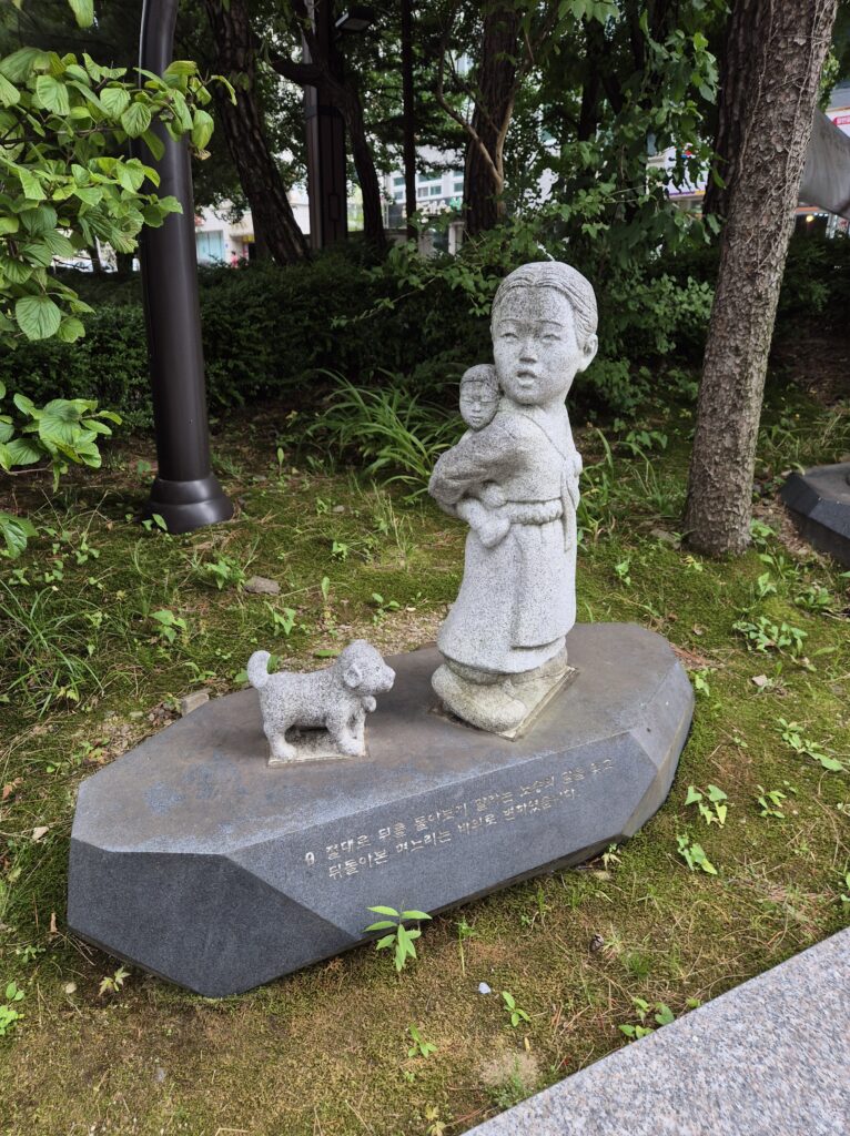뒤를 돌아봐서 석상이된 며느리와 아기... 근데.. 강아지는 왜?