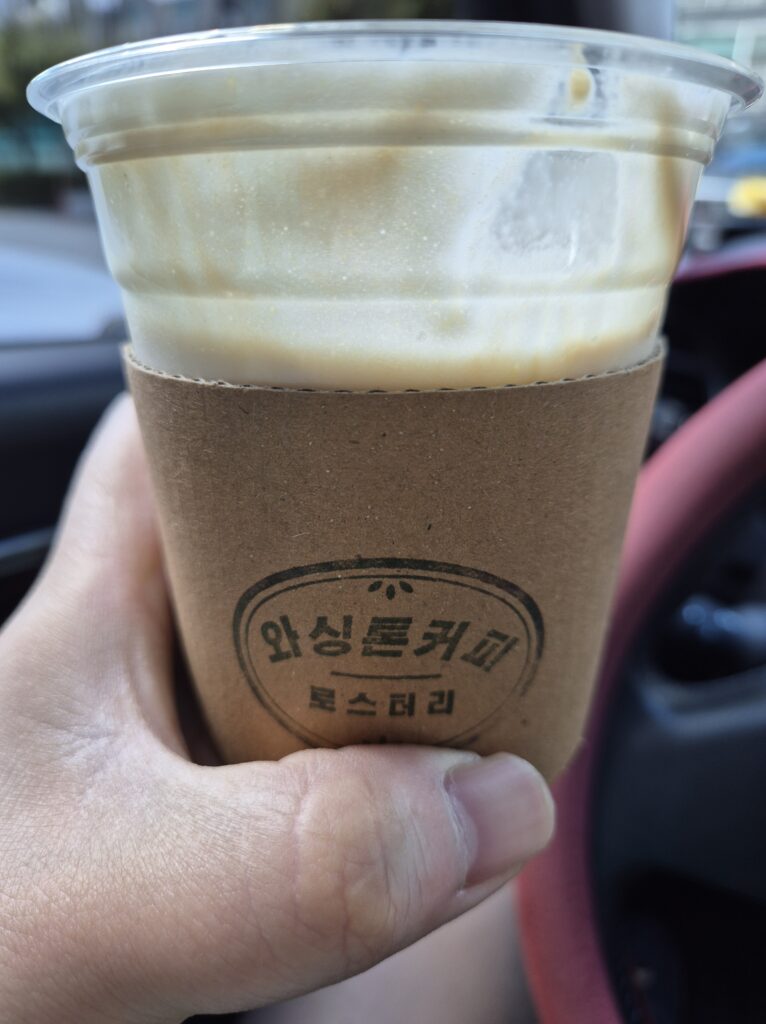 언제 먹어도 맛있는 와싱톤커피 땅콩슈페너 이건 빨대로 먹으면 안됩니다!!
