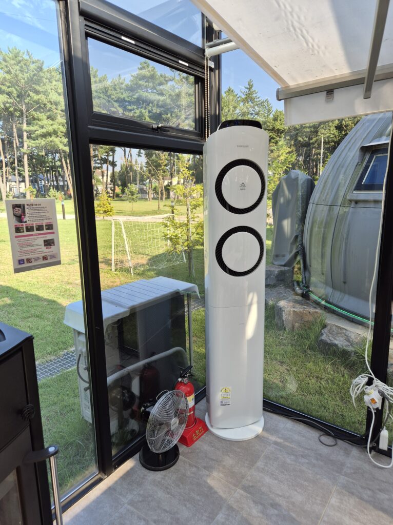 장항글램핑 키친룸에도 큰 에어컨이 있어서 시원하게 밥먹을수 있어서 좋음.