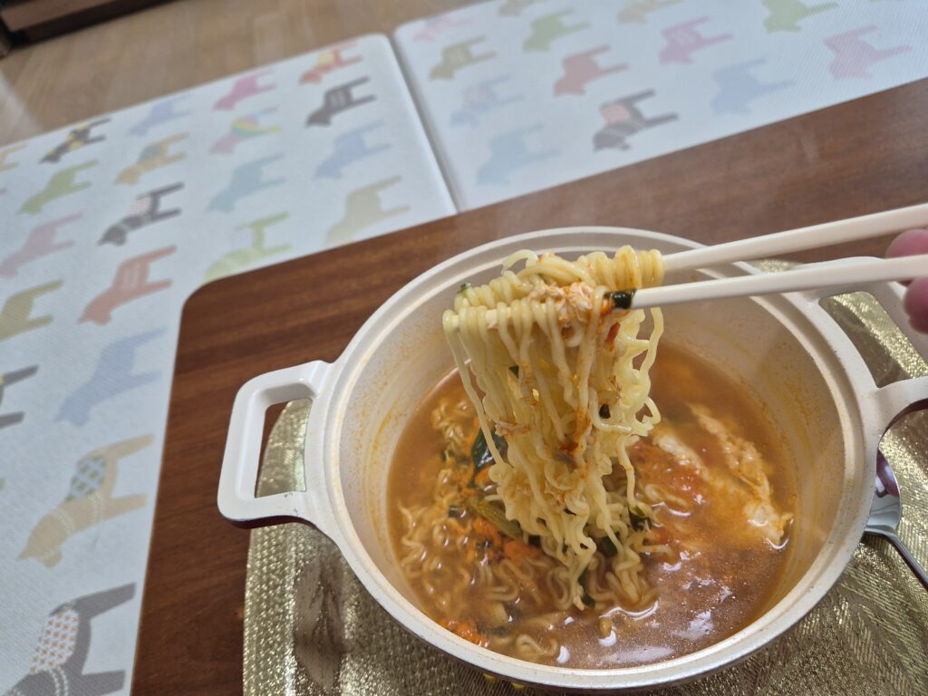 생각보다 면발이 얆은 라면 맵탱