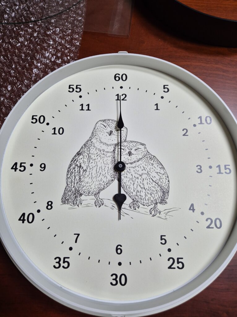 시계바늘은 살살 꼽으면 됨니다.