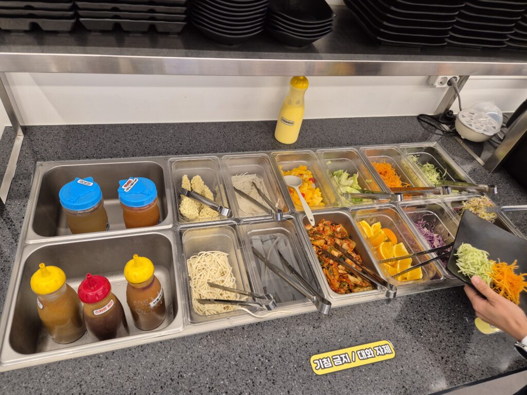 반석동 맛집 편백연가 샐러드바 야채와 국수 소스
