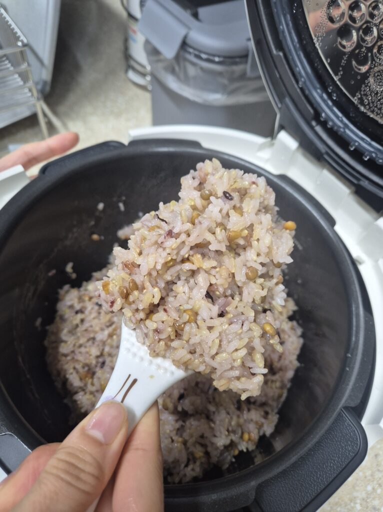 고압 IH방식으로 밥을 지으면 확실히 찰기가 좋음.