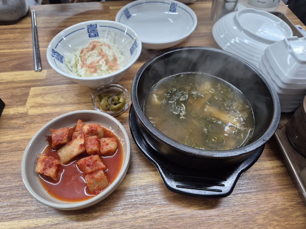 관저동 뼈구이 기본반찬 깍두기와 우거지국