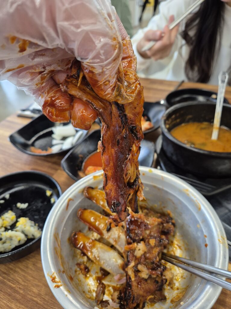 농민뜨끈이 뼈구이에 붙은 고기가 잔뜩!