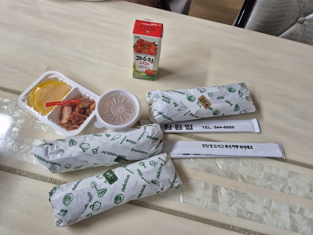 원내동 참김밥 김밥3줄 포장함.