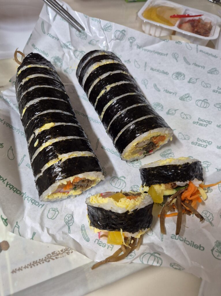 왼쪽이 참김밥이고, 오른쪽이 돈까스 김밥