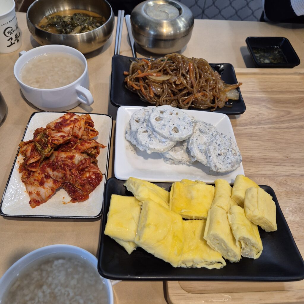 누룽지, 김치, 계란말이, 연근무침, 잡채 전부다 맛이 좋다!
