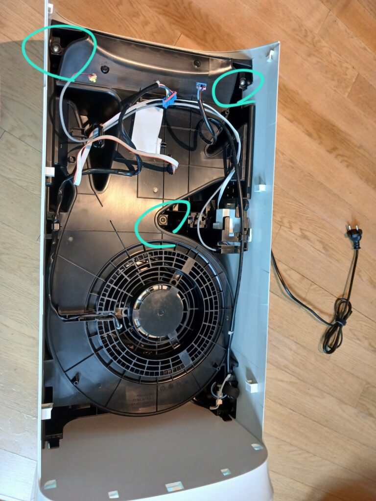 검은색 패널은 빼기위해서 아래 3개의 볼트를 빼줘야합니다.