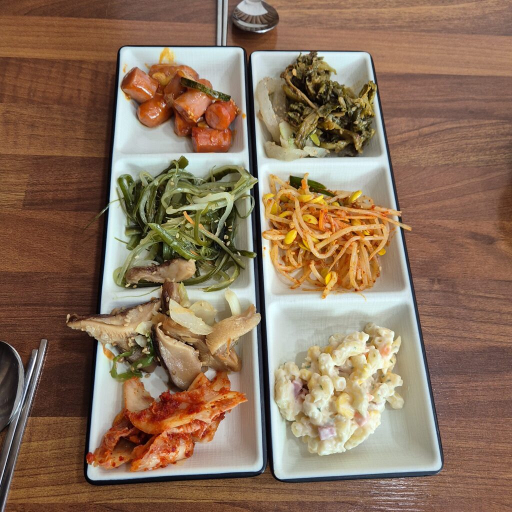 하늘돈까스백반 밑반찬 8가지