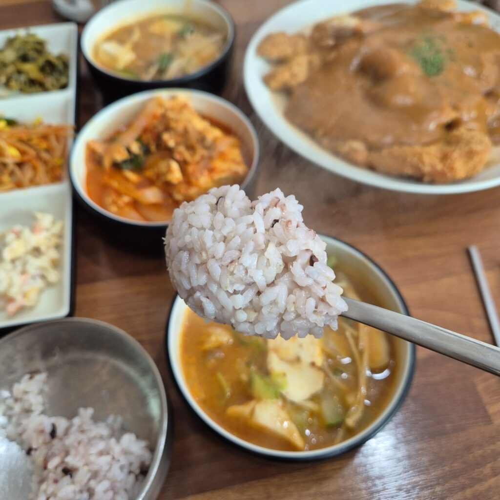 밥도 고봉밥으로 꽉차게 주는 하늘돈까스백반