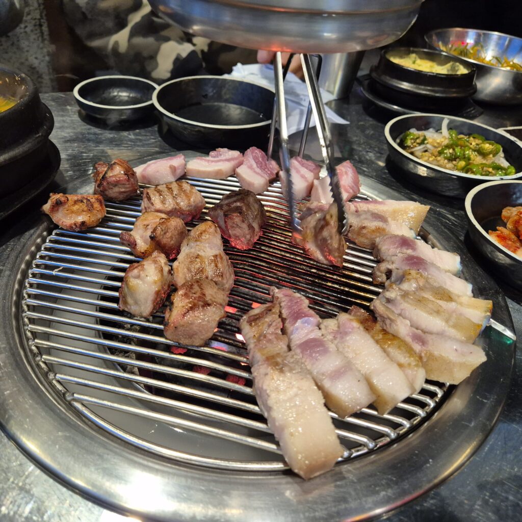초벌구이로 제공되는 송돈가 고기