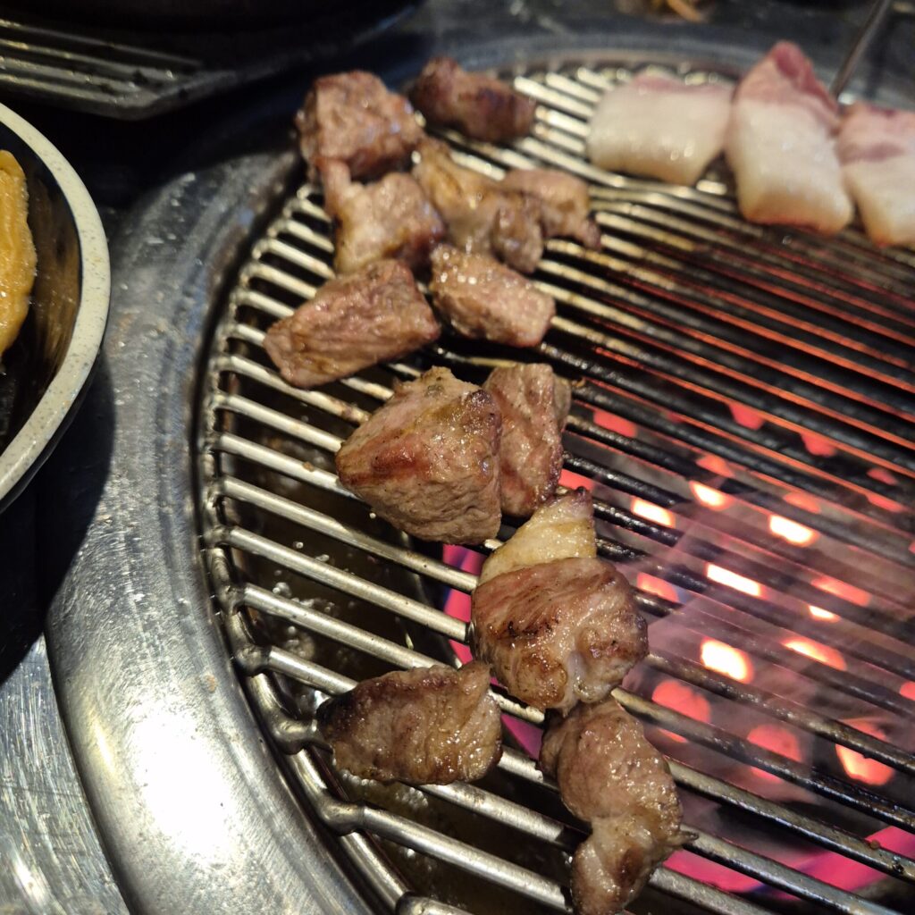 관저동 송돈가 목살이 최고의 맛이라고 생각함.