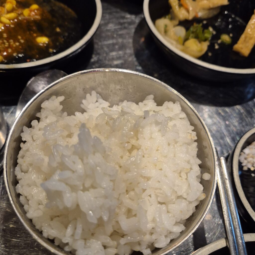 공기밥은 고봉밥으로 제공됩니다.