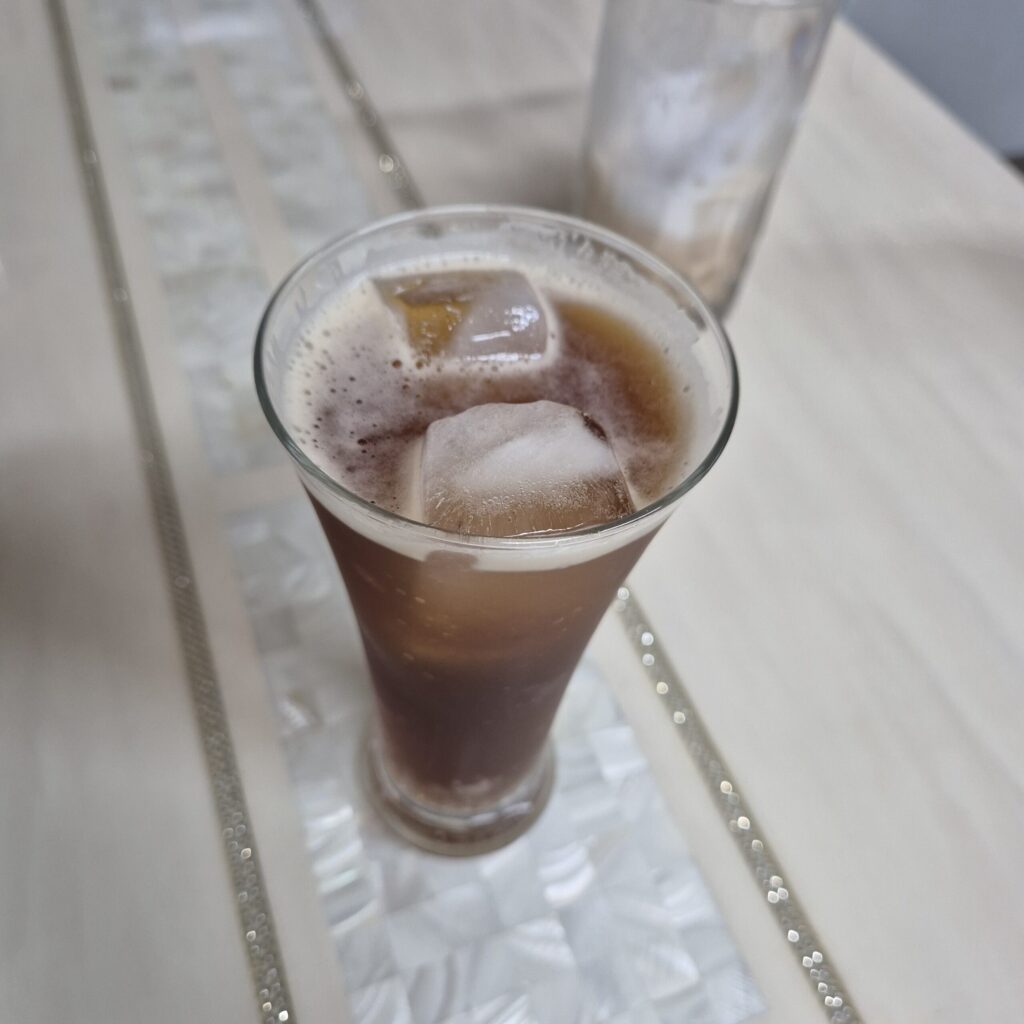 카페라샤워 의 커피와 사이다를 섞으면, 연한 아아의 느낌인데.. 먹으면 전혀 새로운 맛이 납니다.