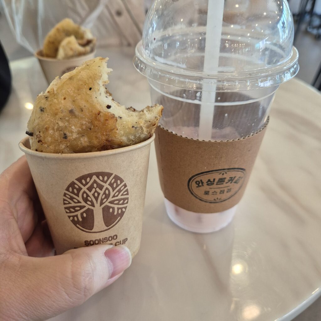 관저동 파머스 호떡과 와싱톤커피 딸기라떼
