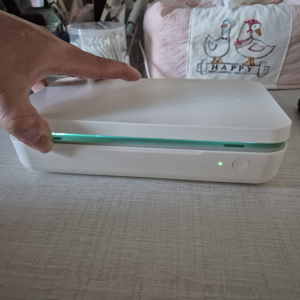 삼성UV살균무선충전기 UV살균시 살짝 열어봄