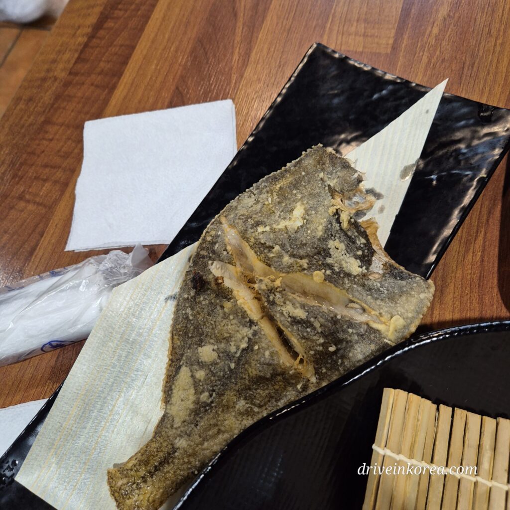 한마리 더 시켜먹을까 고민했던 가자미 튀김