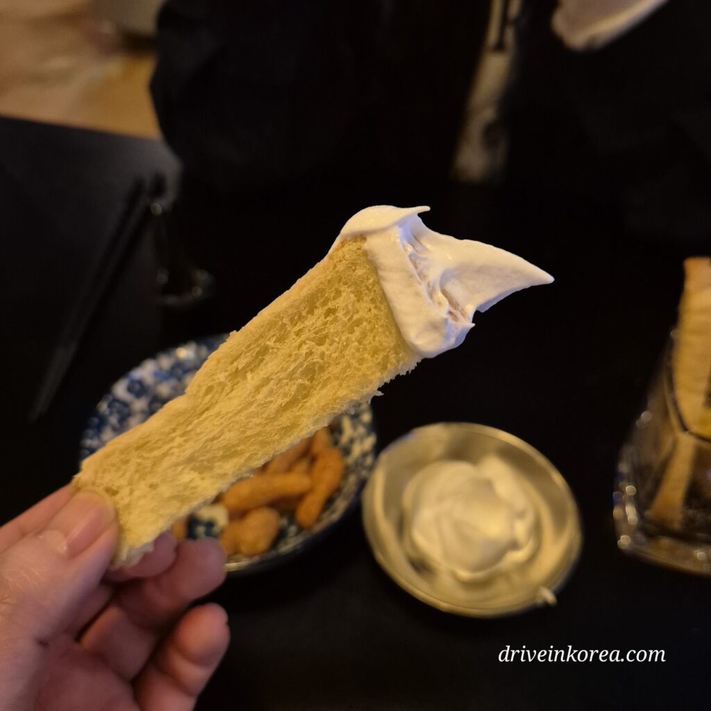 구운식빵에 생크림 찍먹
