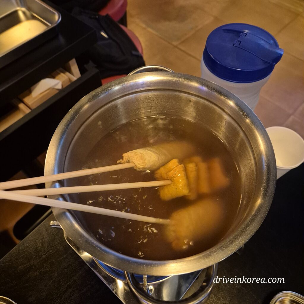 오뎅은 개당 2천원 총 3개만 먹음.