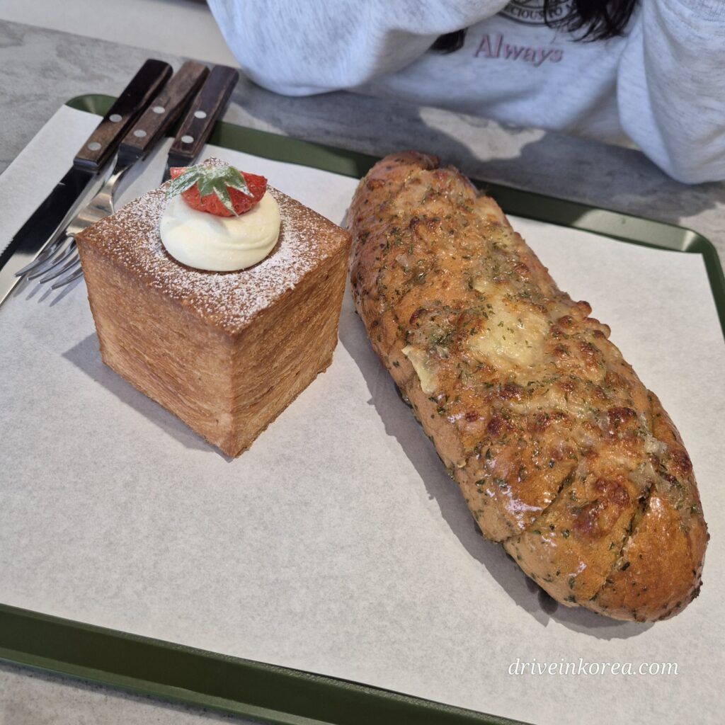 내가 고른 마늘빵이랑 겹겹이 데니쉬빵