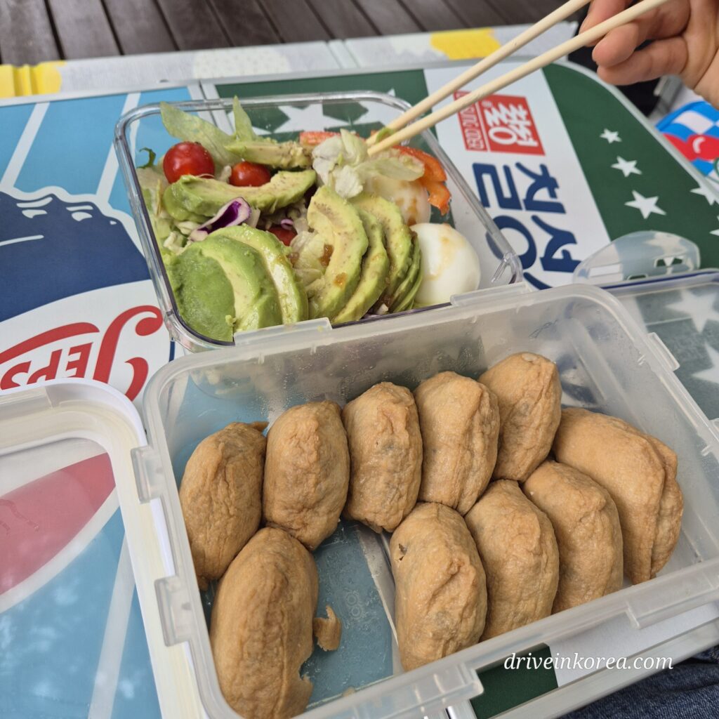 오늘은 유부초밥과 아보카도샐러드가 점심 도시락이다.
