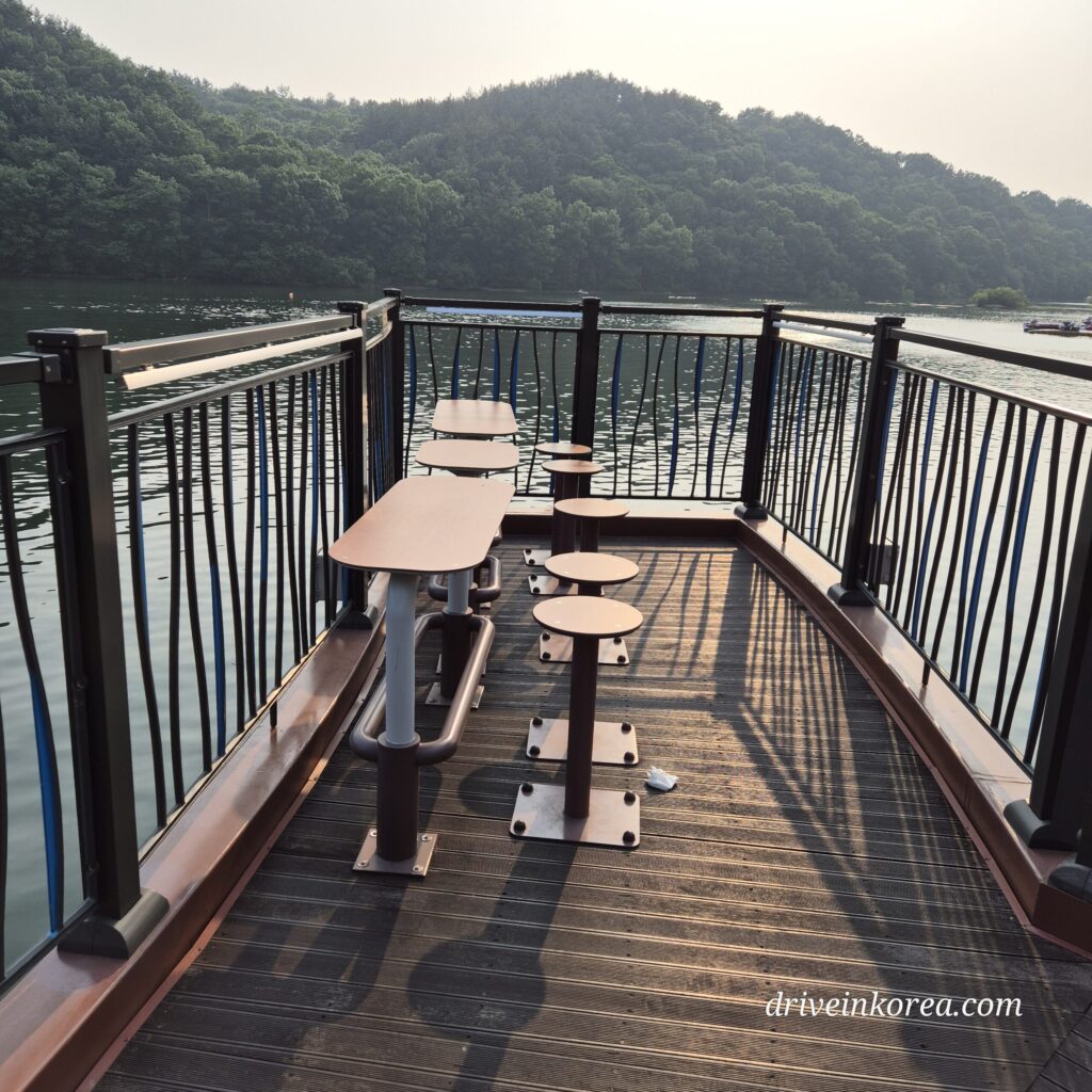 방동저수지 산책로 벤치